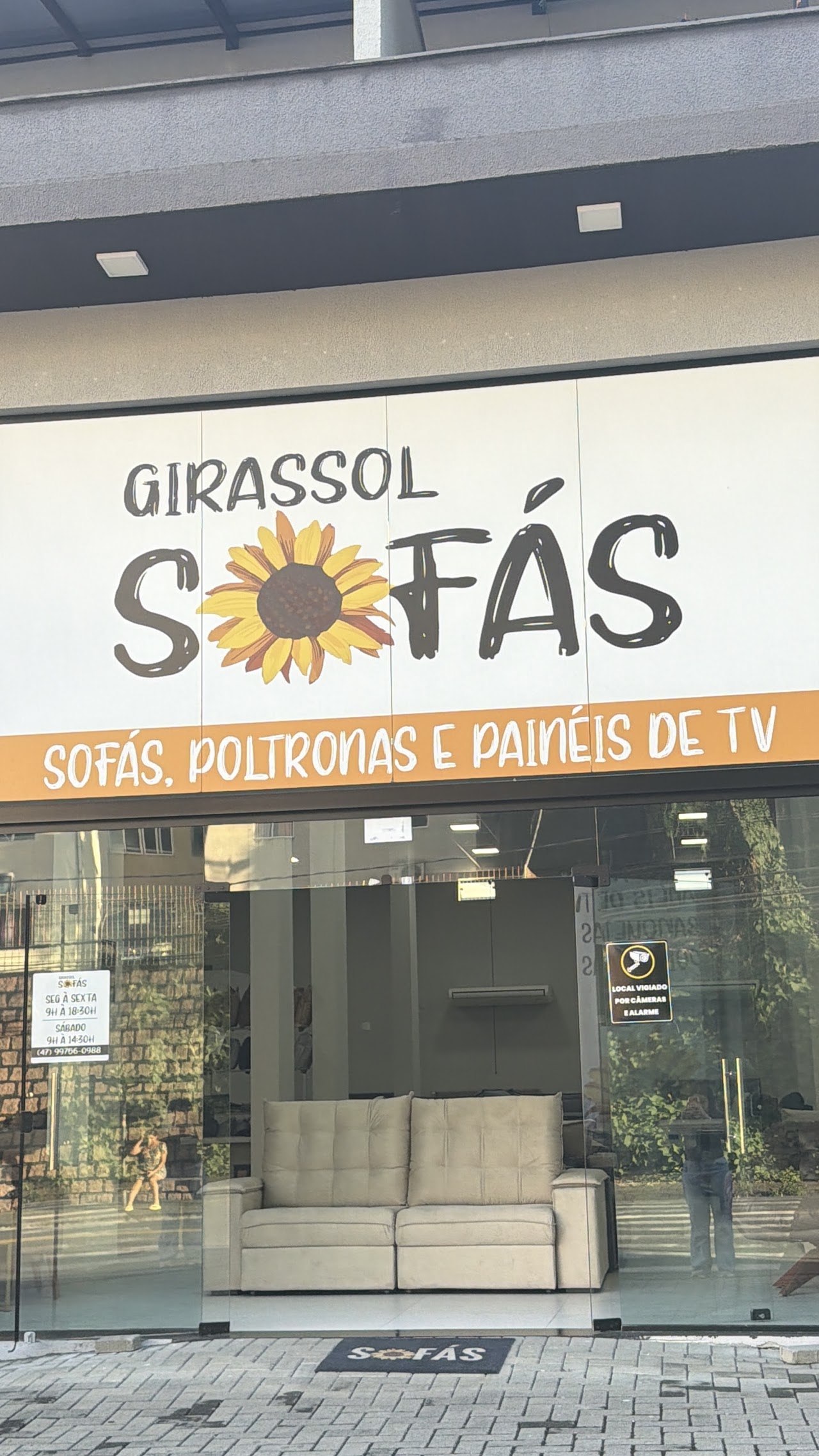 Fachada da loja Girassol Sófas em Blumenau